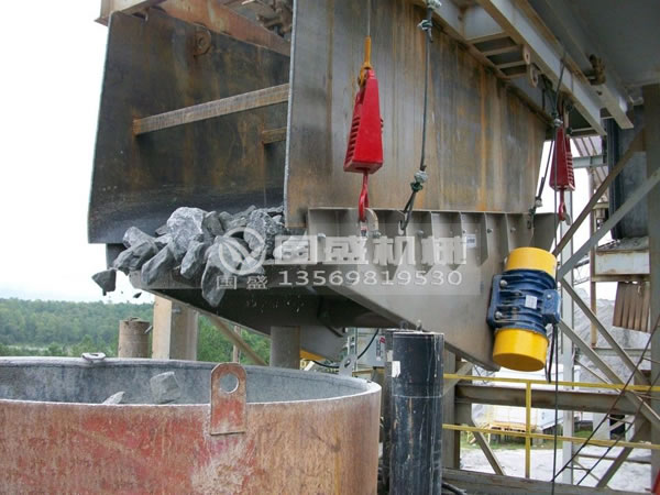 電機(jī)振動(dòng)給料機(jī)溢料 電機(jī)振動(dòng)給料機(jī)溢料